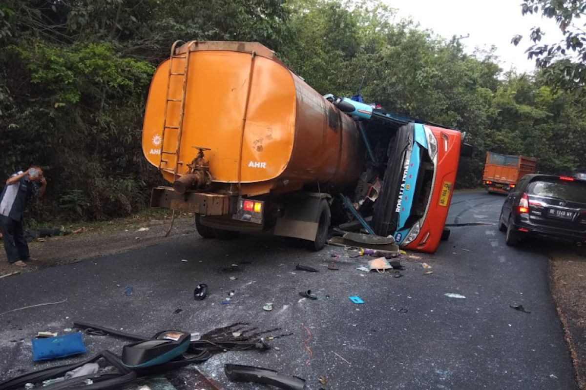 Kecelakaan bus dan truk tangki, delapan orang tewas