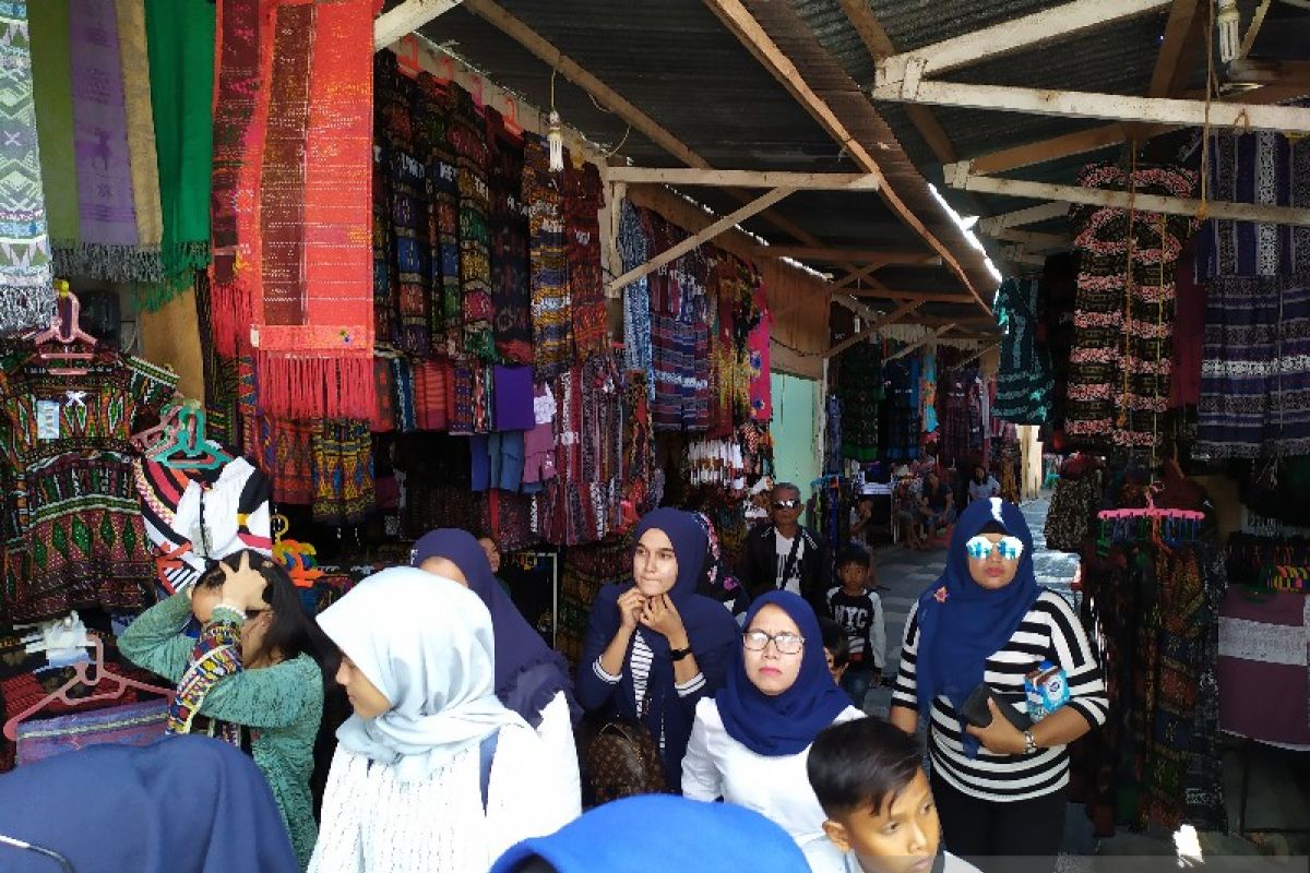 Pengunjung harapkan penataan pedagang di kawasan wisata Tomok Samosir