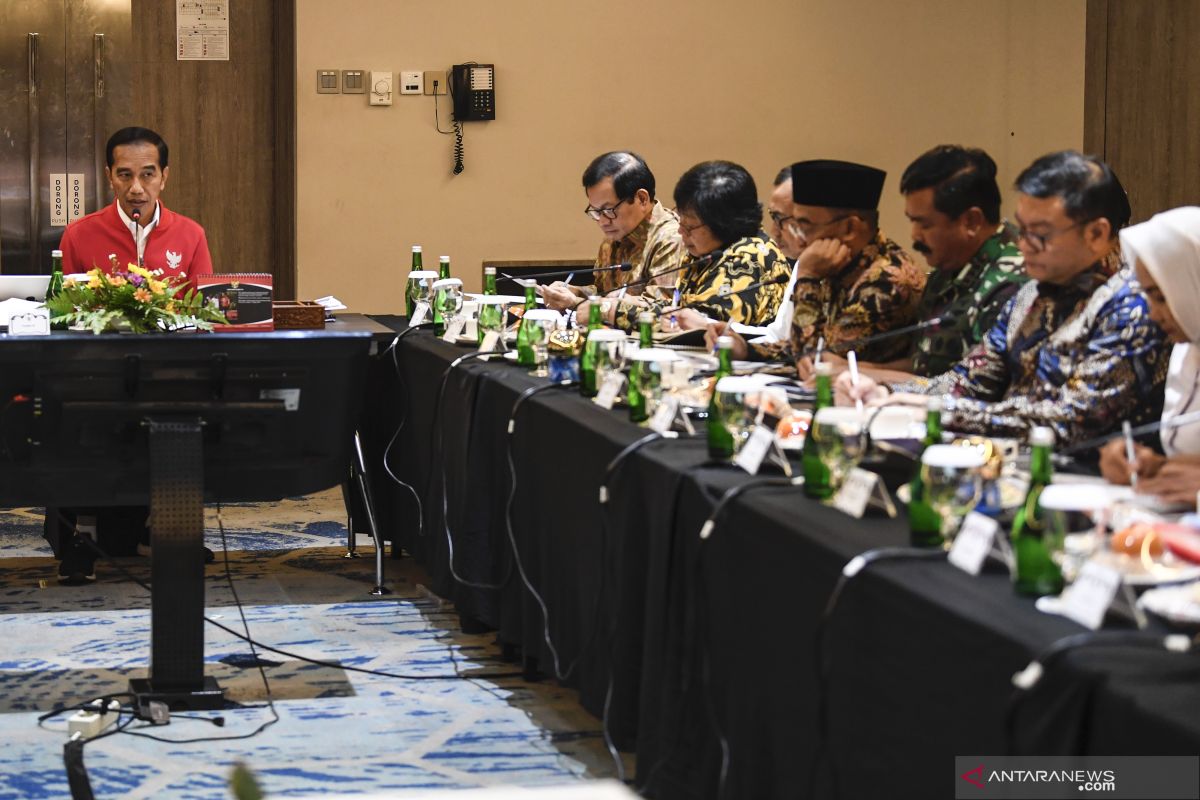 Gubernur Riau dan Wali Kota pilih keluar negeri, Presiden Jokowi: Ini tak serius penanganan Karhutla