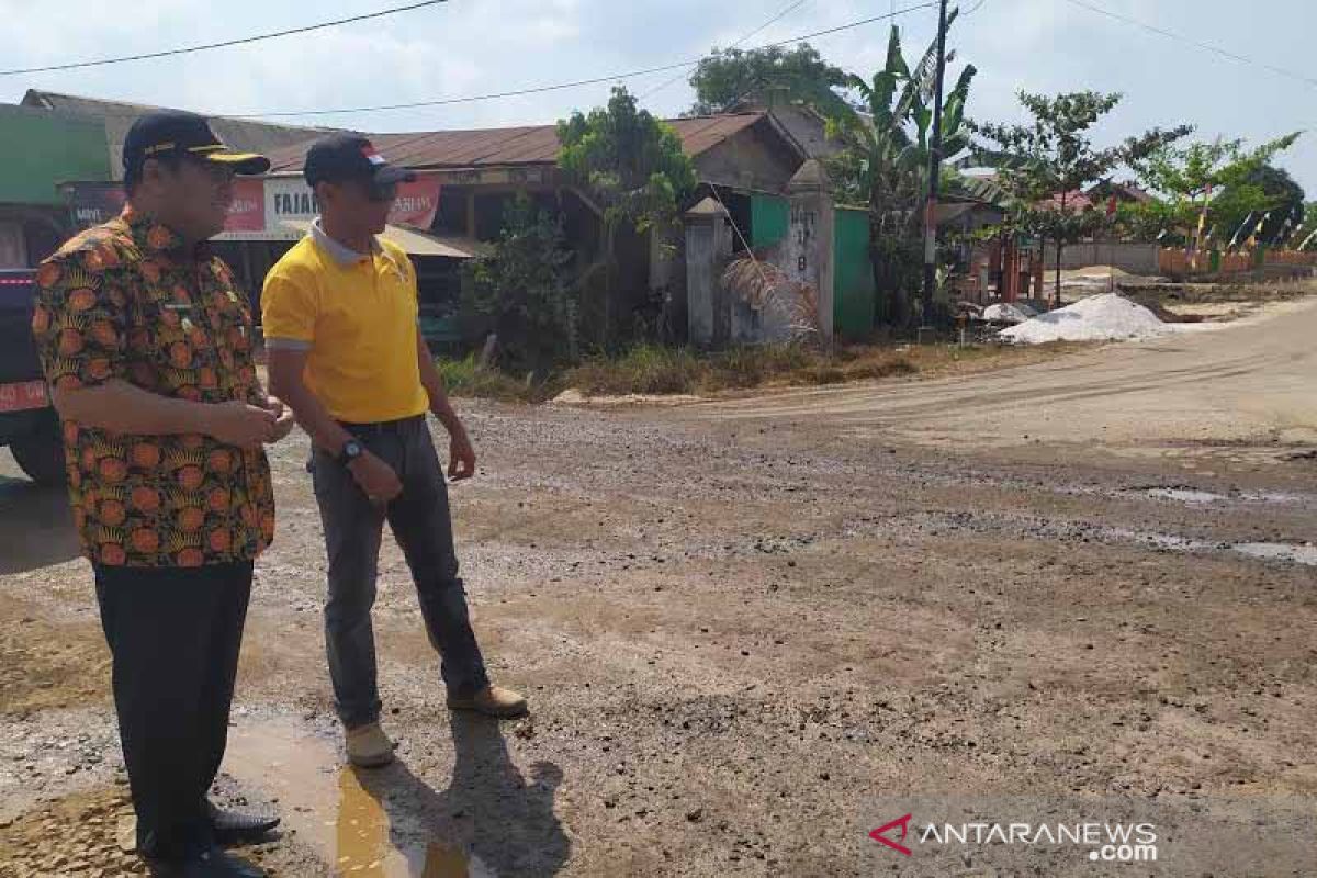 Jadi desa tertinggal, Pemkab Kobar percepat perbaiki jalan Sebukat