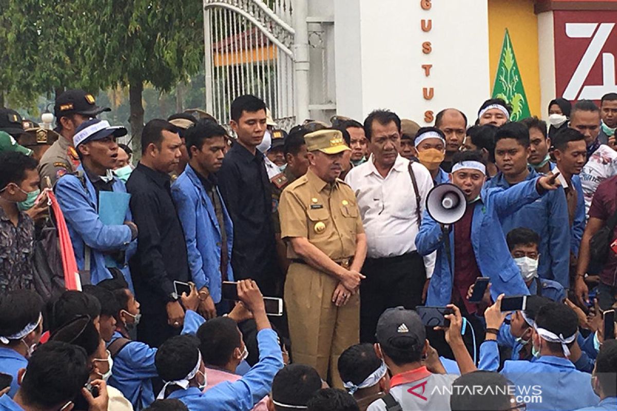 VIDEO - Setelah nyaris ricuh, Gubernur Riau akhirnya temui demo mahasiswa UIN Suska