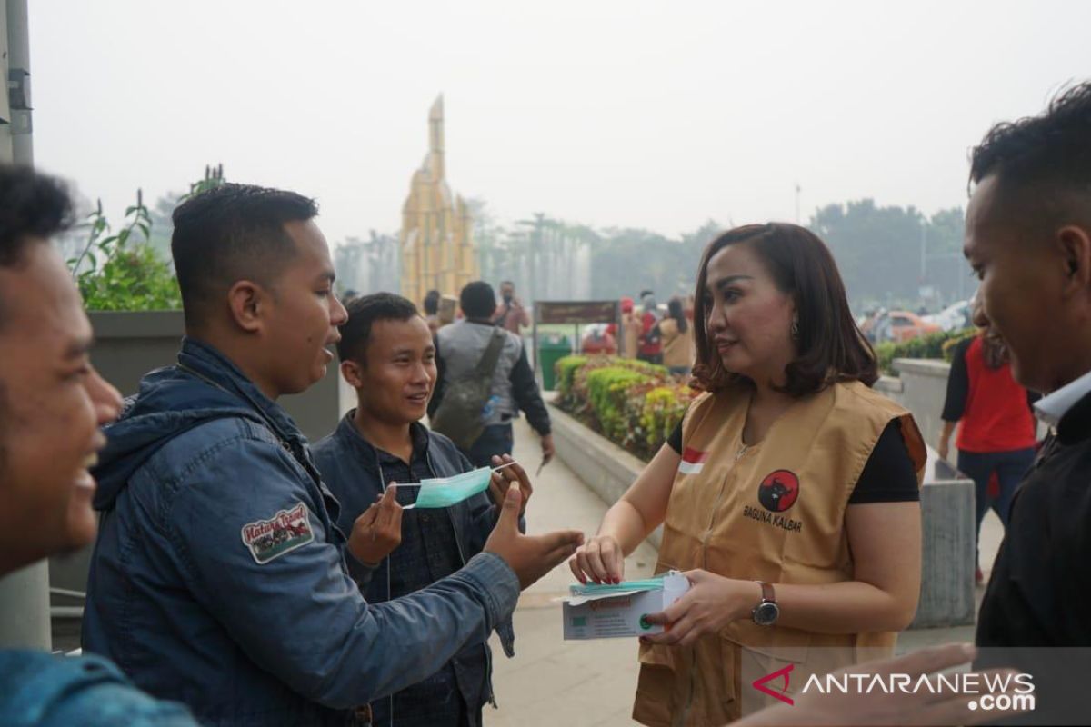 Baguna PDI Perjuangan Kalbar bagikan ribuan masker ke warga Pontianak