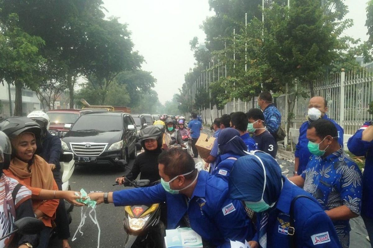 Partai Demokrat Riau distribusikan 50.000 masker