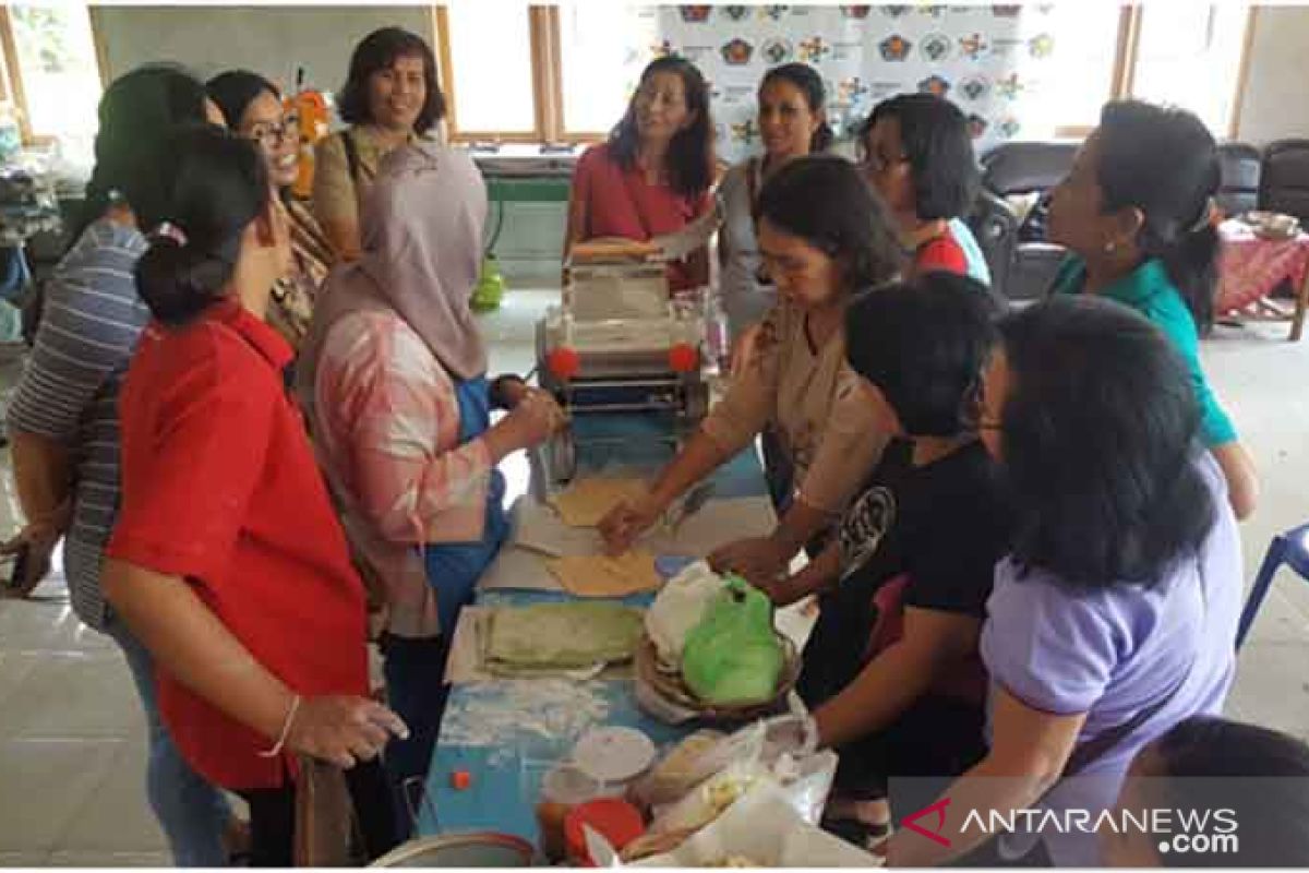 Ibu PKK Baktiseraga-Buleleng berlatih membuat panganan organik