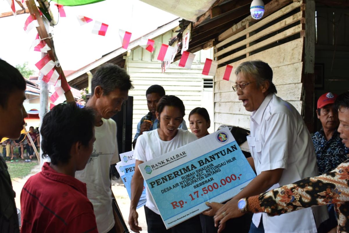 Bupati Sintang serahkan bantuan rehab rumah warga miskin Ketungau