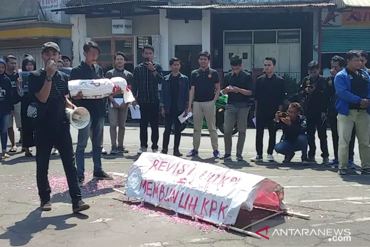 SKAK Jember demo tolak revisi UU KPK