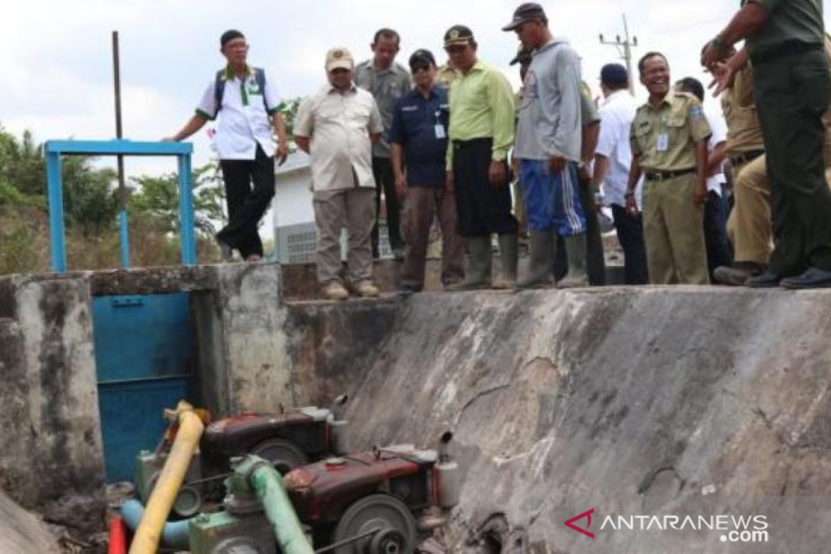 Gubernur Babel tinjau aliran irigasi Desa Rias alami kekeringan