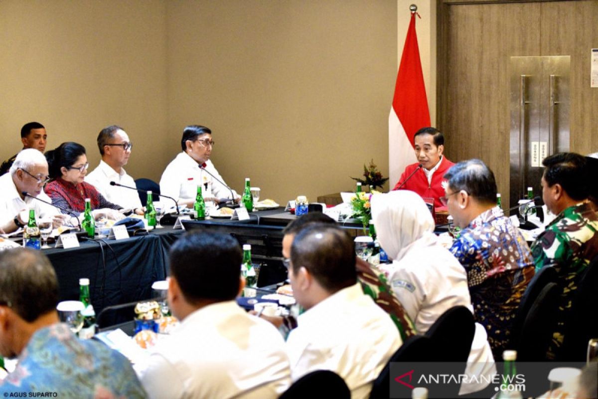 Presiden Jokowi minta perangkat daerah aktif berantas titik api