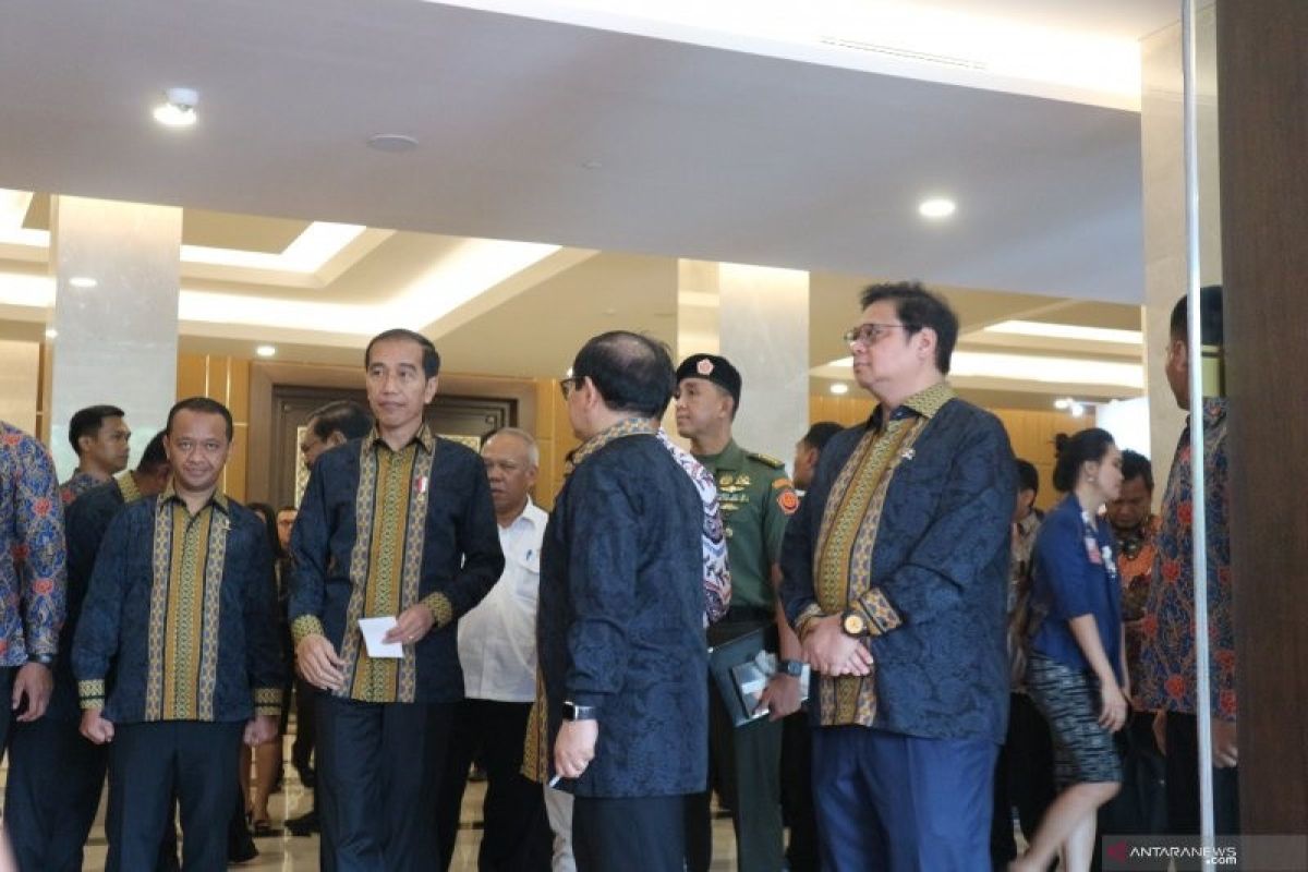 Presiden Jokowi ingatkan untuk hati-hati mengenai potensi resesi ekonomi 1,5 tahun kedepan