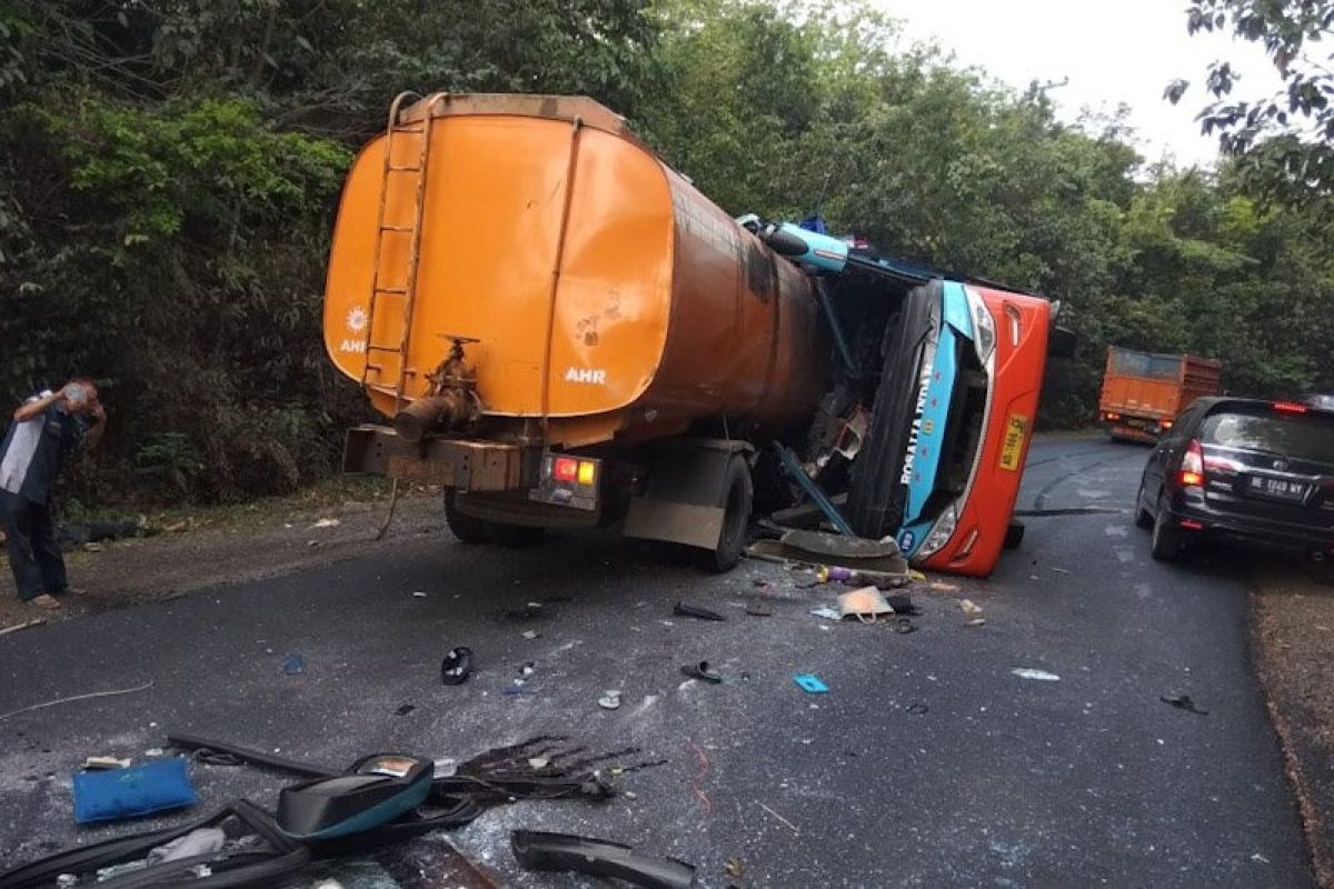 Truk tangki hantam bus di Way Kanan, delapan tewas