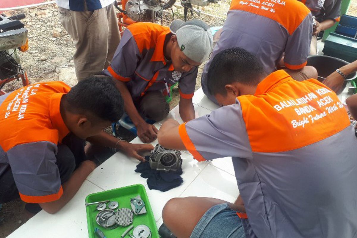 Sebanyak 32 warga binaan LP Lhoknga dilatih perbaiki sepeda motor