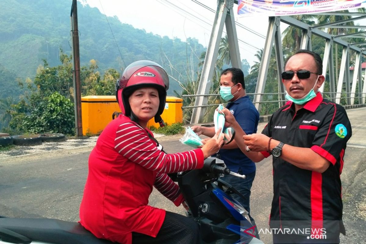Forum Kabupaten Sehat Solok Selatan bagikan masker