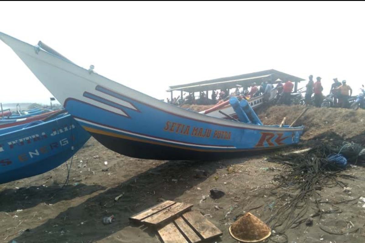 Perahu nelayan dihantam gelombang, dua nelayan masih hilang