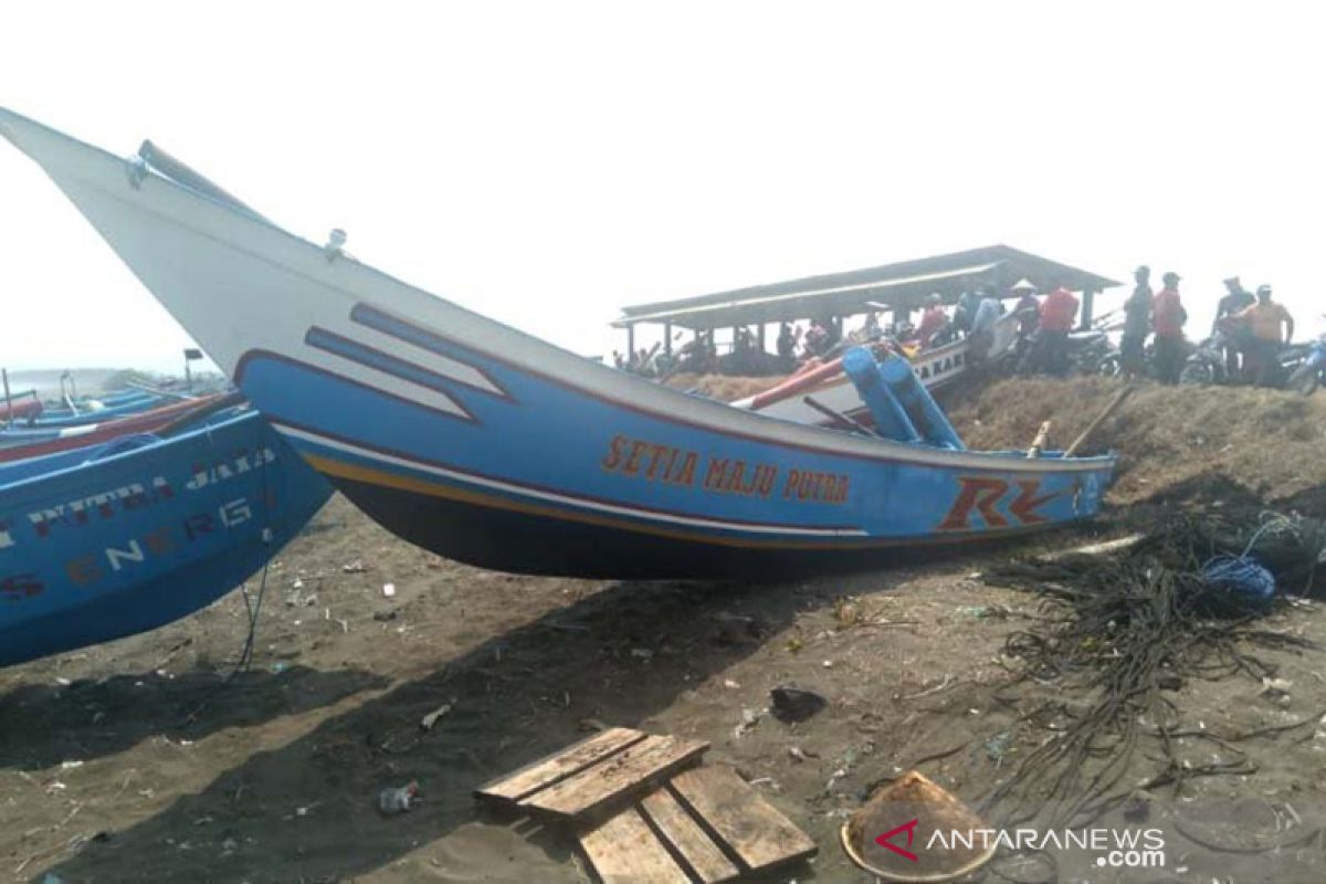 Basarnas: Dua nelayan Cilacap hilang akibat perahu dihantam gelombang