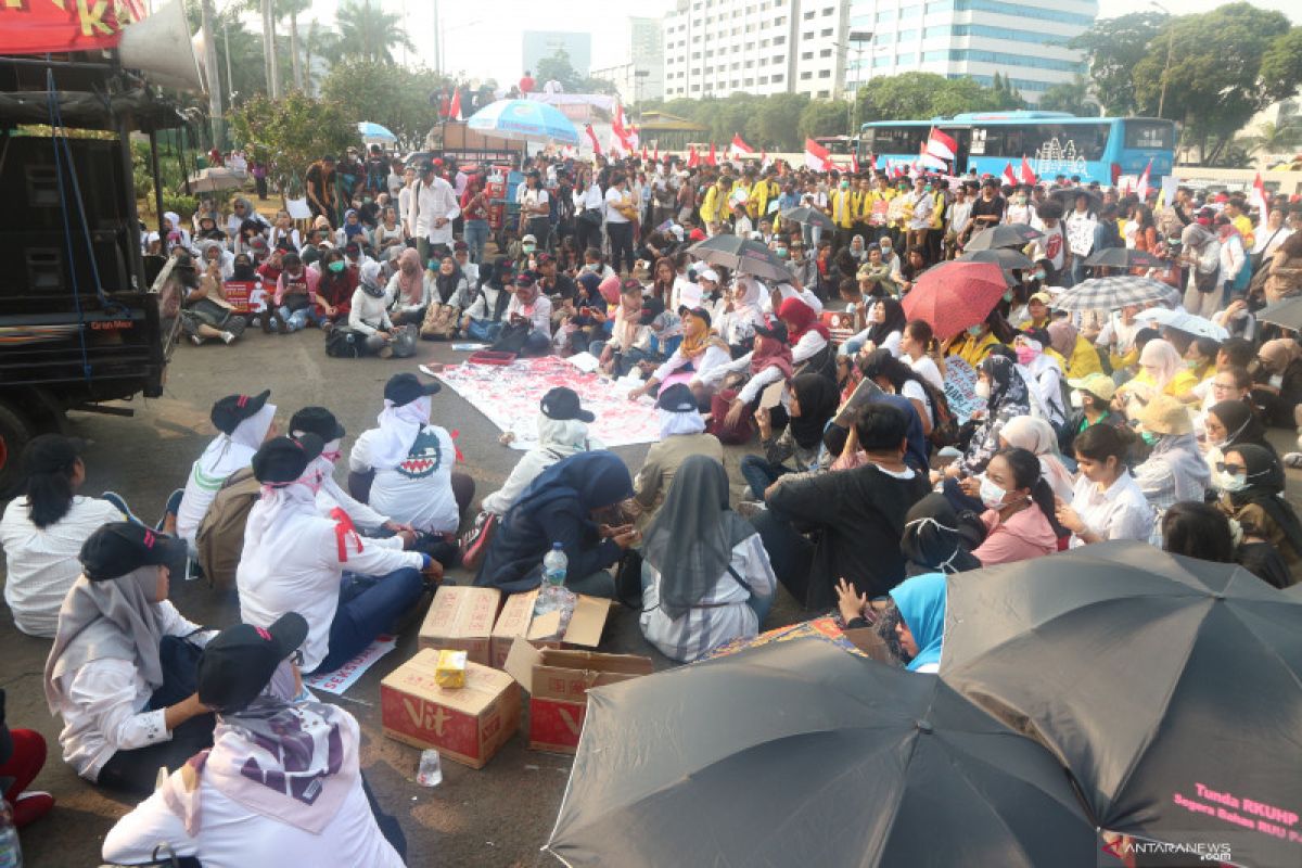 Demonstrasi tolak dan dukung RUU PKS berlangsung di depan  Parlemen