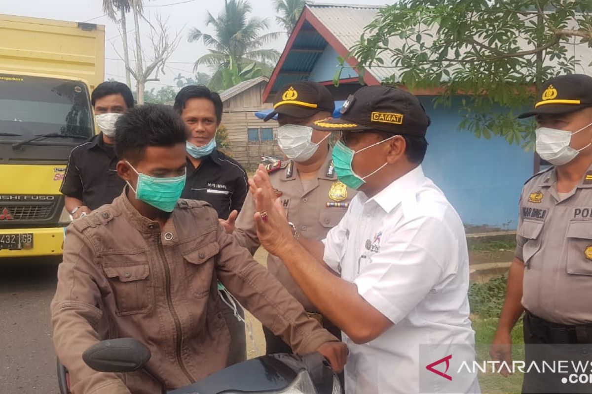 Karhutla Riau - Masyarakat Peduli Inhil bersama Polsek Tembilahan Hulu bagikan 4.000 masker