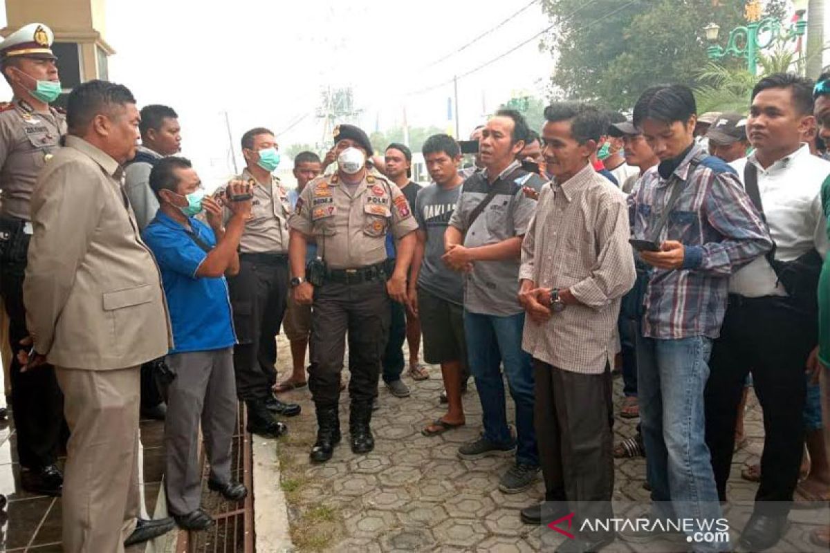 Puluhan Sopir dump truk datangi DPRD Barito Utara