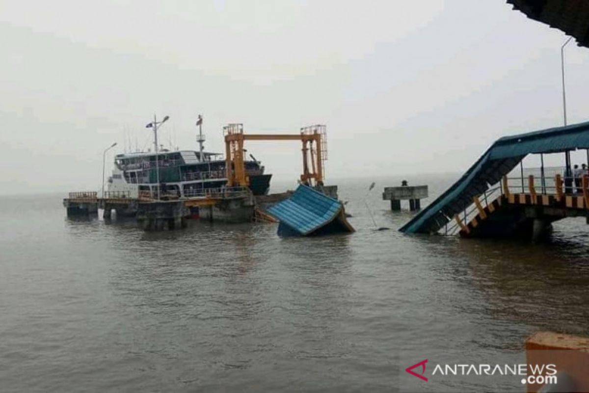 Roro Batam-Riau berhenti beroperasi  karena dermaga roro Mengkapan roboh