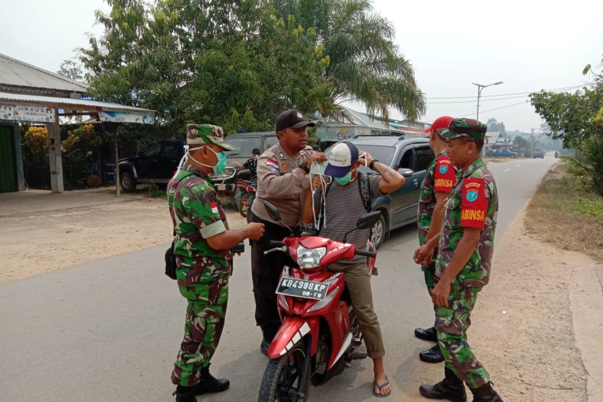 TNI dan Polri di perbatasan bagikan masker