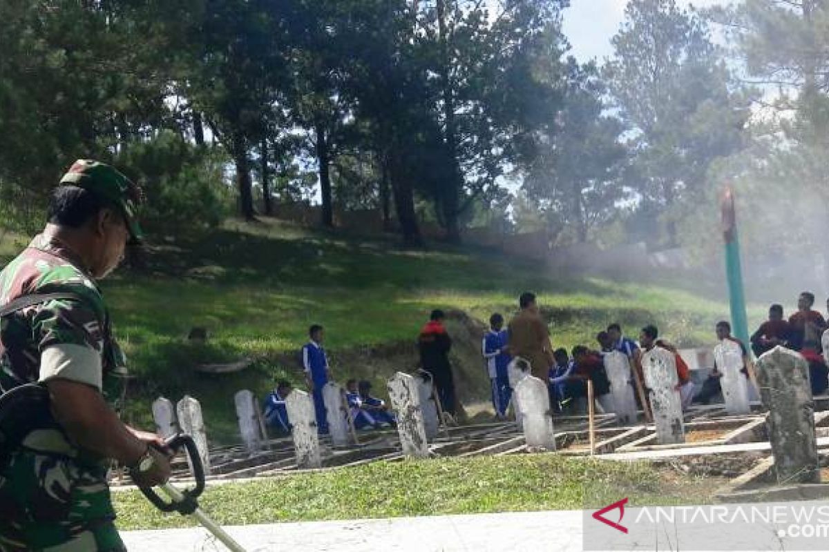 TNI bersama ormas dan pelajar bersihkan Taman Makam Pahlawan Simago-mago