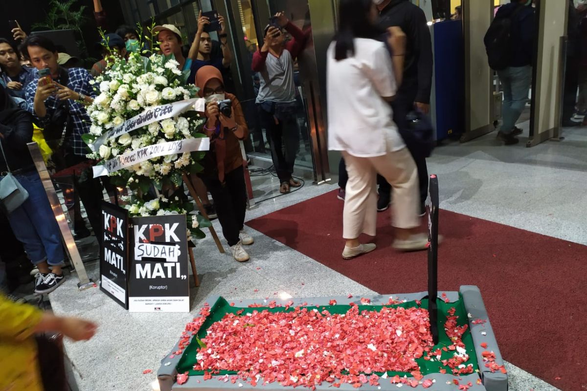 Aktivis antikorupsi lakukan aksi simbolik "pemakaman" KPK