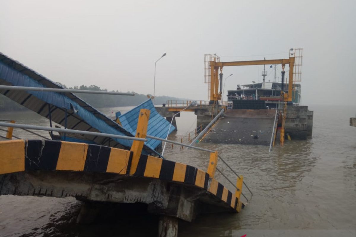 Jembatan ambruk di Pelabuhan Buton Siak, satu tenggelam belum ditemukan