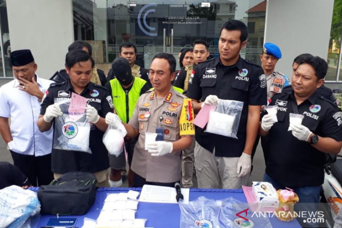 Polrestabes Surabaya Ungkap Penyelundupan Sabu 4,7 Kg - ANTARA News