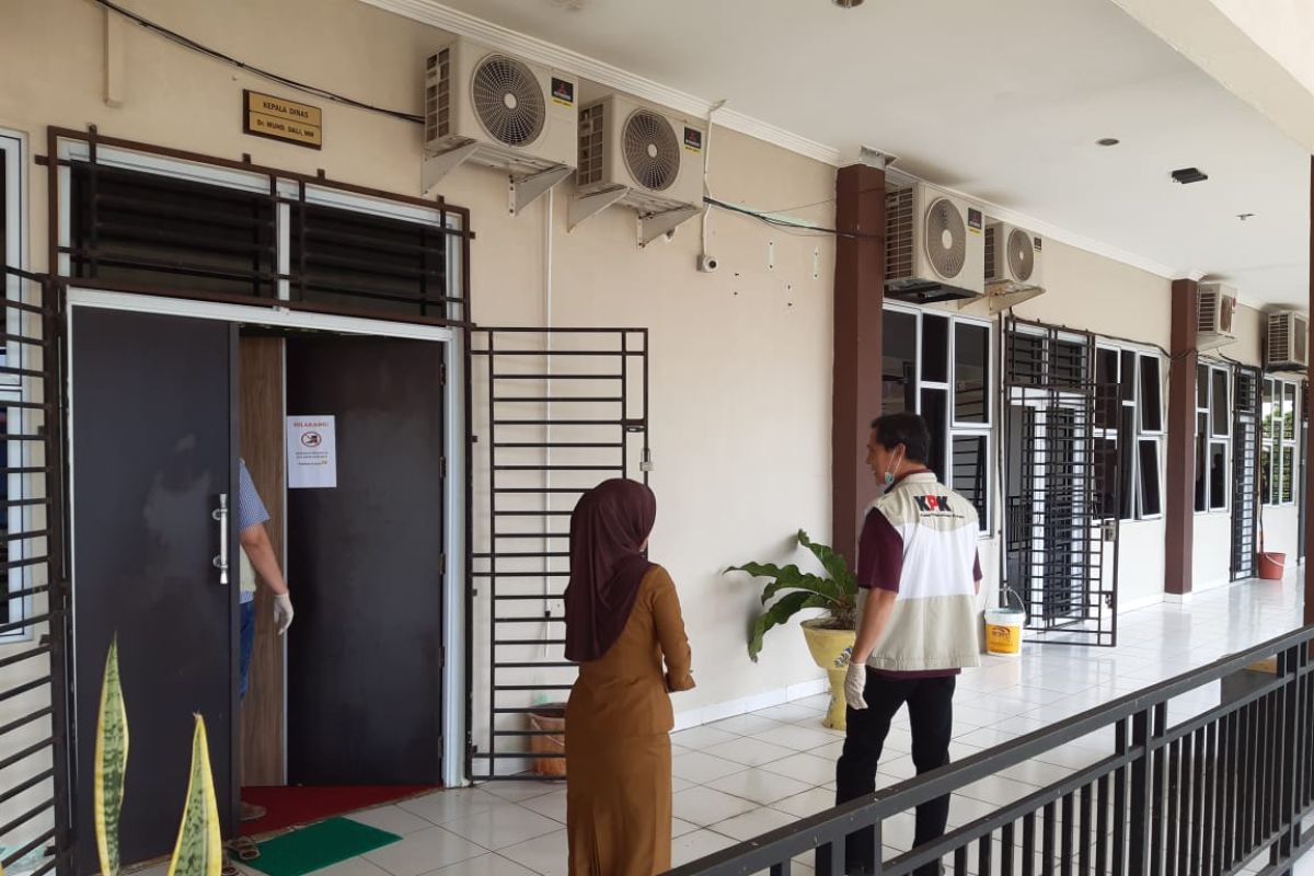 KPK geledah ruangan kerja Kadisdik dan DPU Kepulauan Riau