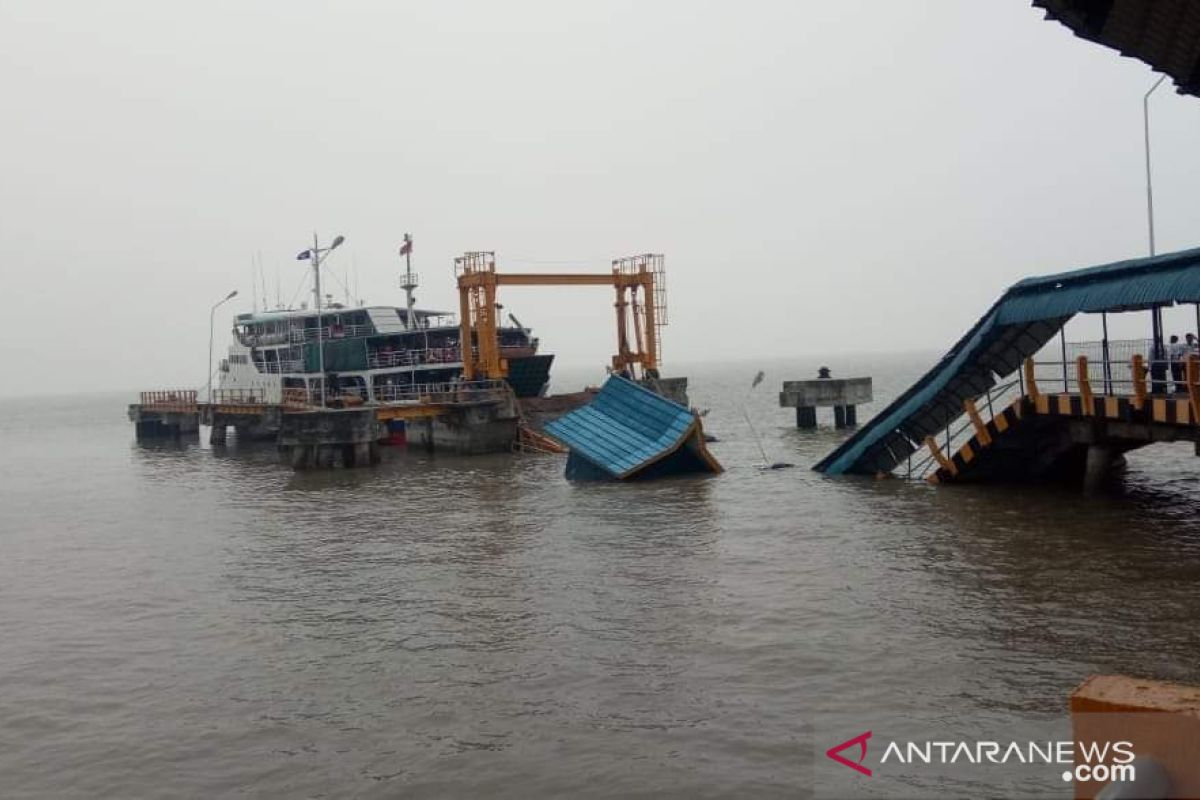 Jembatan pelabuhan roboh, seorang pegawai BPTD hilang terbawa arus