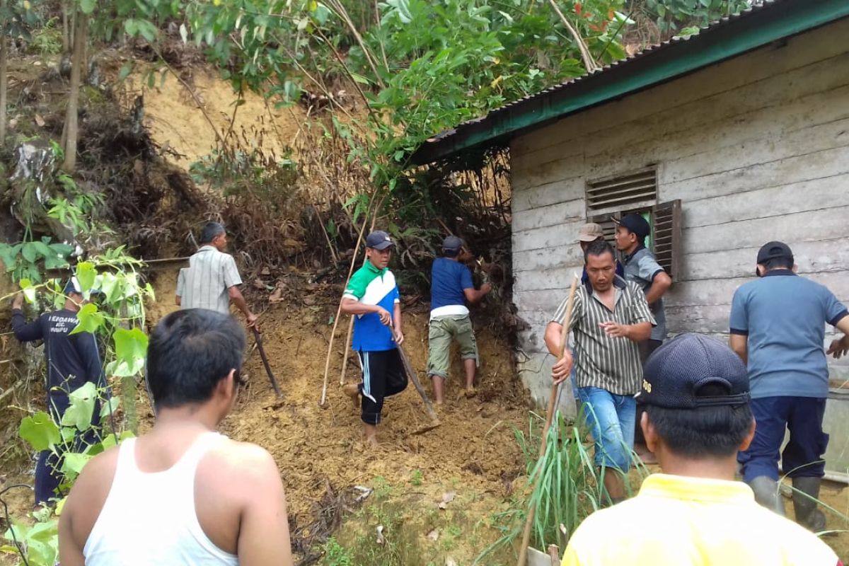 Longsor timpa rumah warga Stungkit Langkat, tidak ada korban jiwa