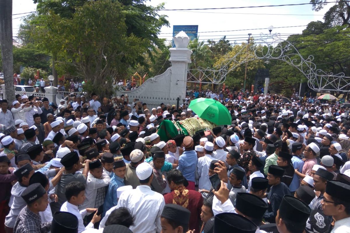Ribuan orang  shalatkan Fuad Amin di Masjid Agung