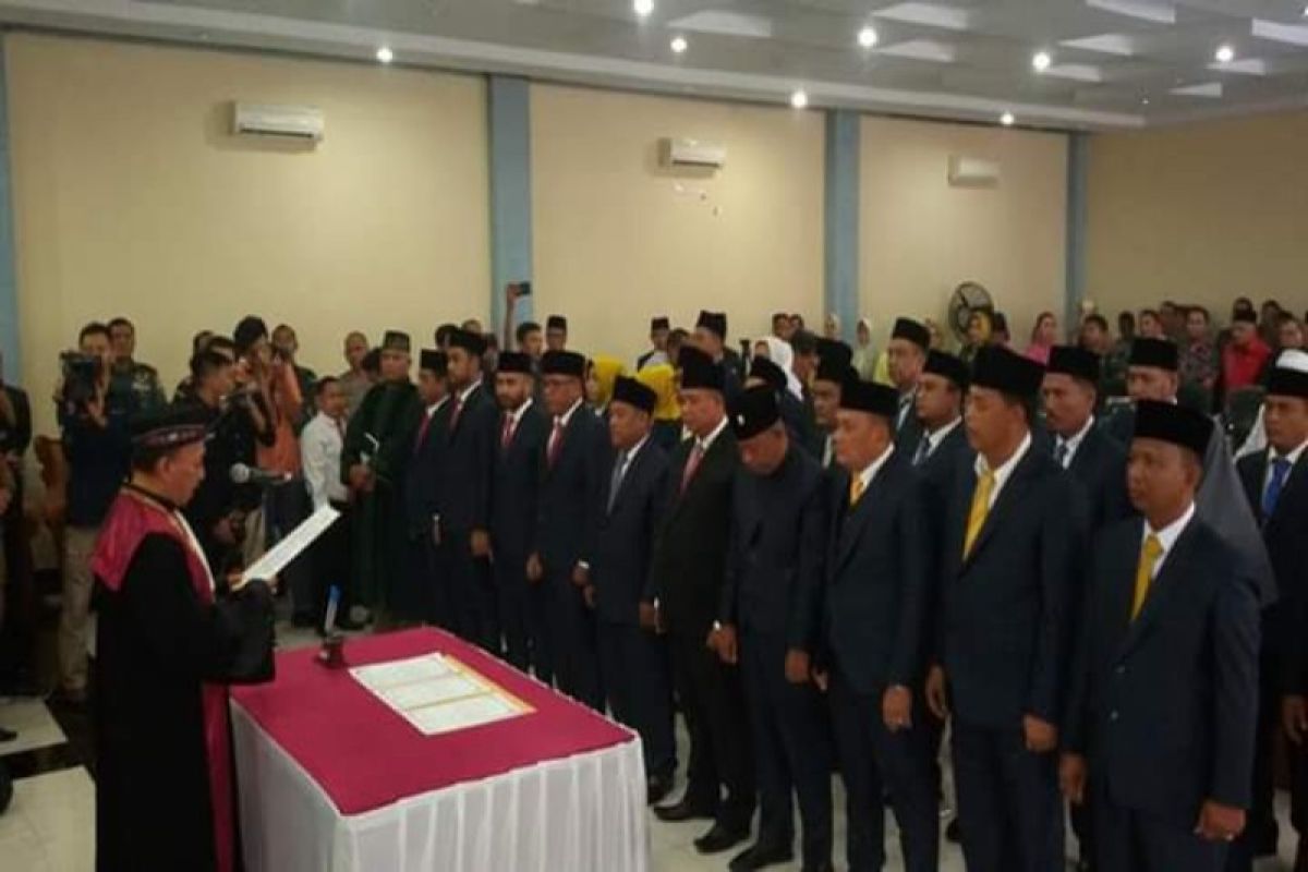 Ketua Pengadilan Binjai ambil sumpah dan janji 30 DPRD terpilih