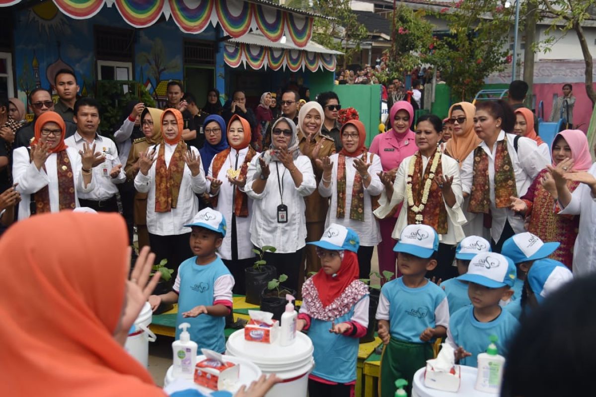 Ibu Negara sosialisasikan cuci  tangan dan tes IVA di Palembang