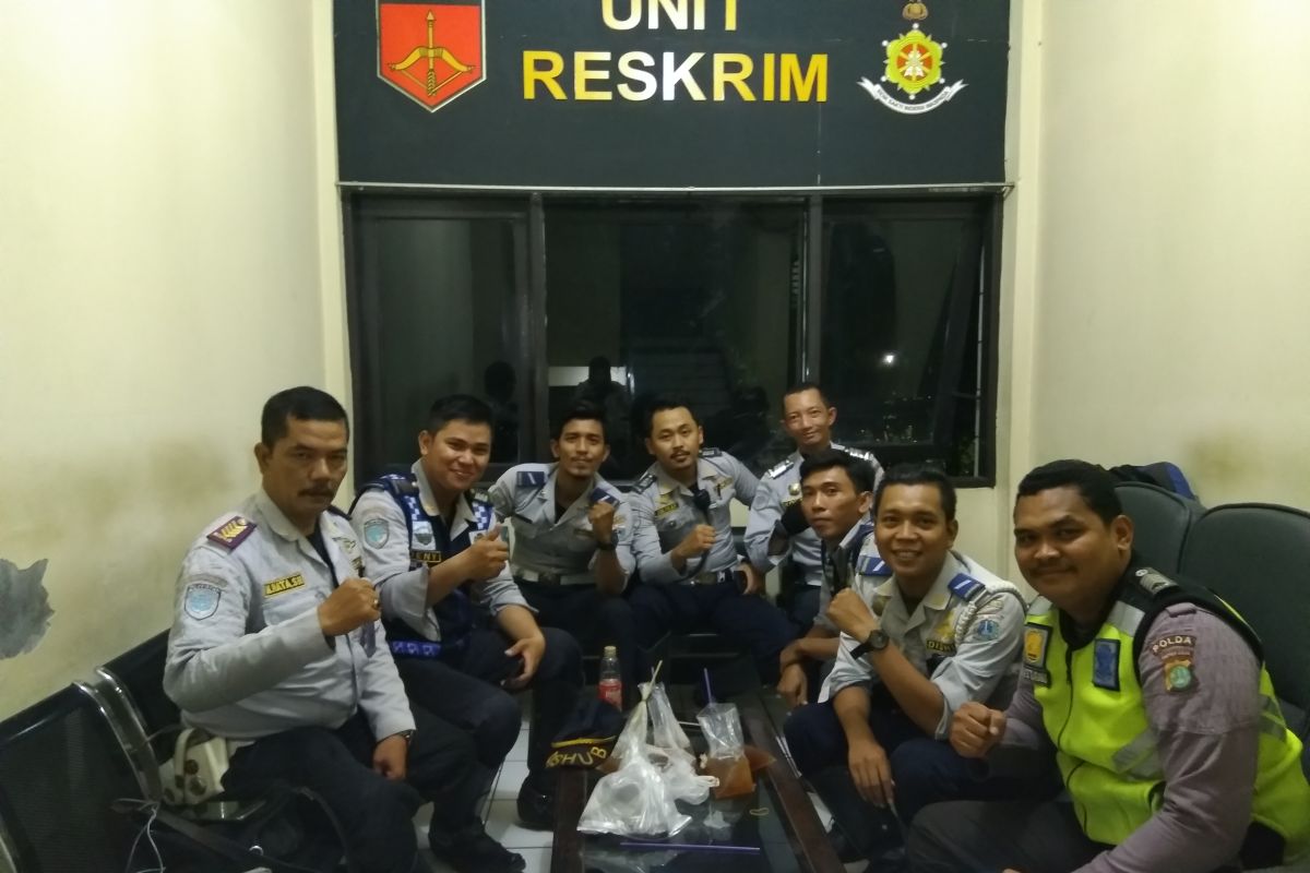 Polisi "nemplok" di kap mesin mobil mengaku hanya  menjalankan tugas