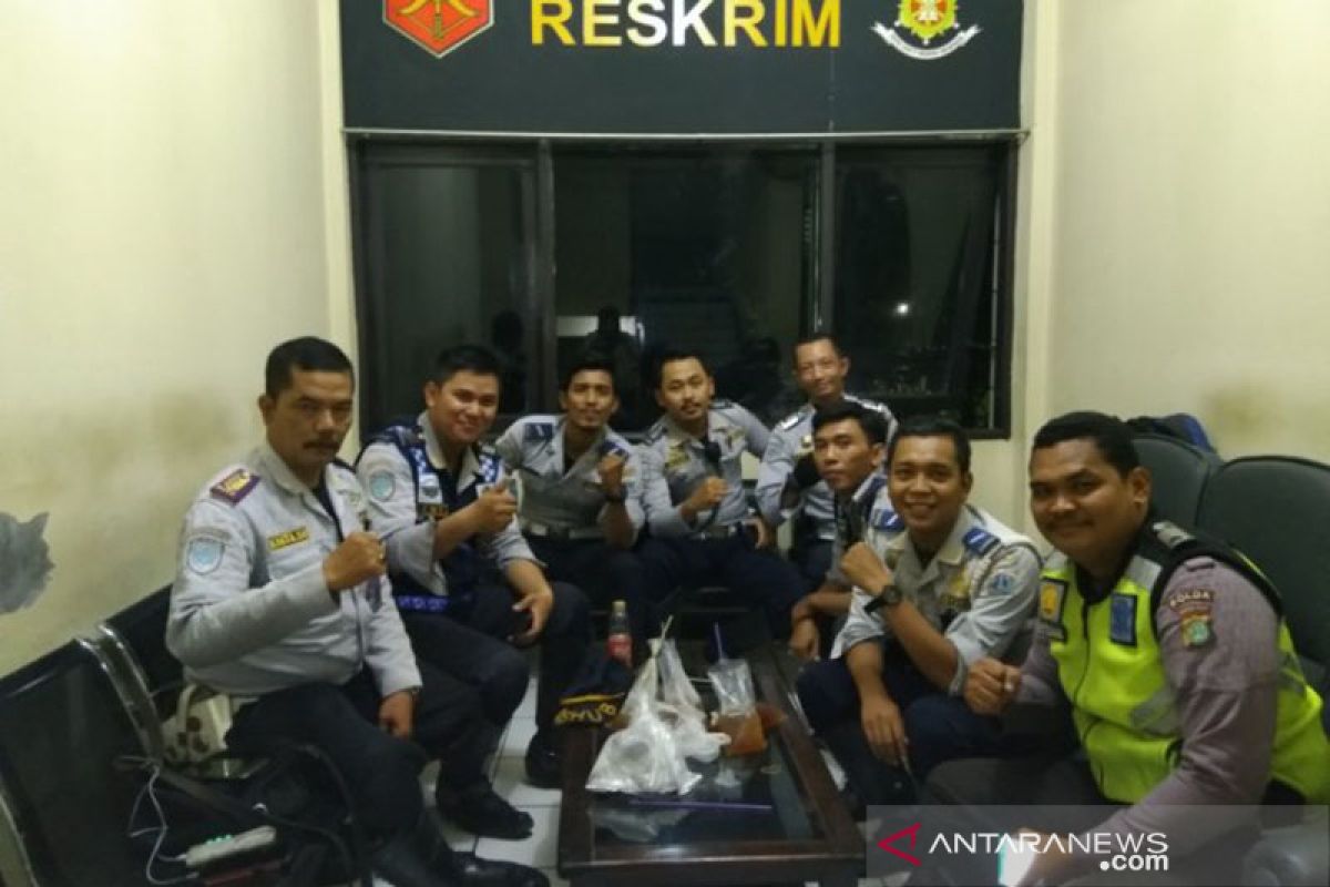 Polisi "nemplok" di kap mesin mobil mengaku hanya menjalankan tugas