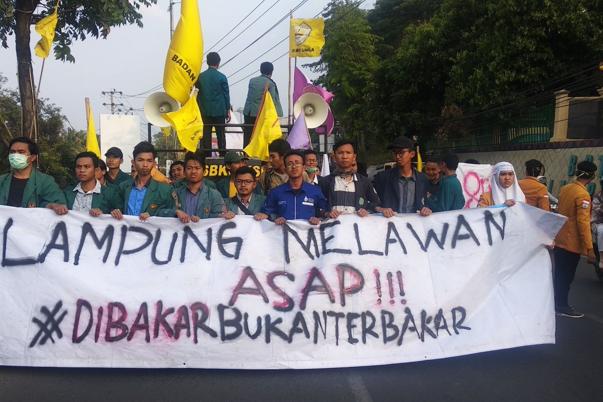 Mahasiswa Lampung gelar aksi solidaritas tolak asap karhutla