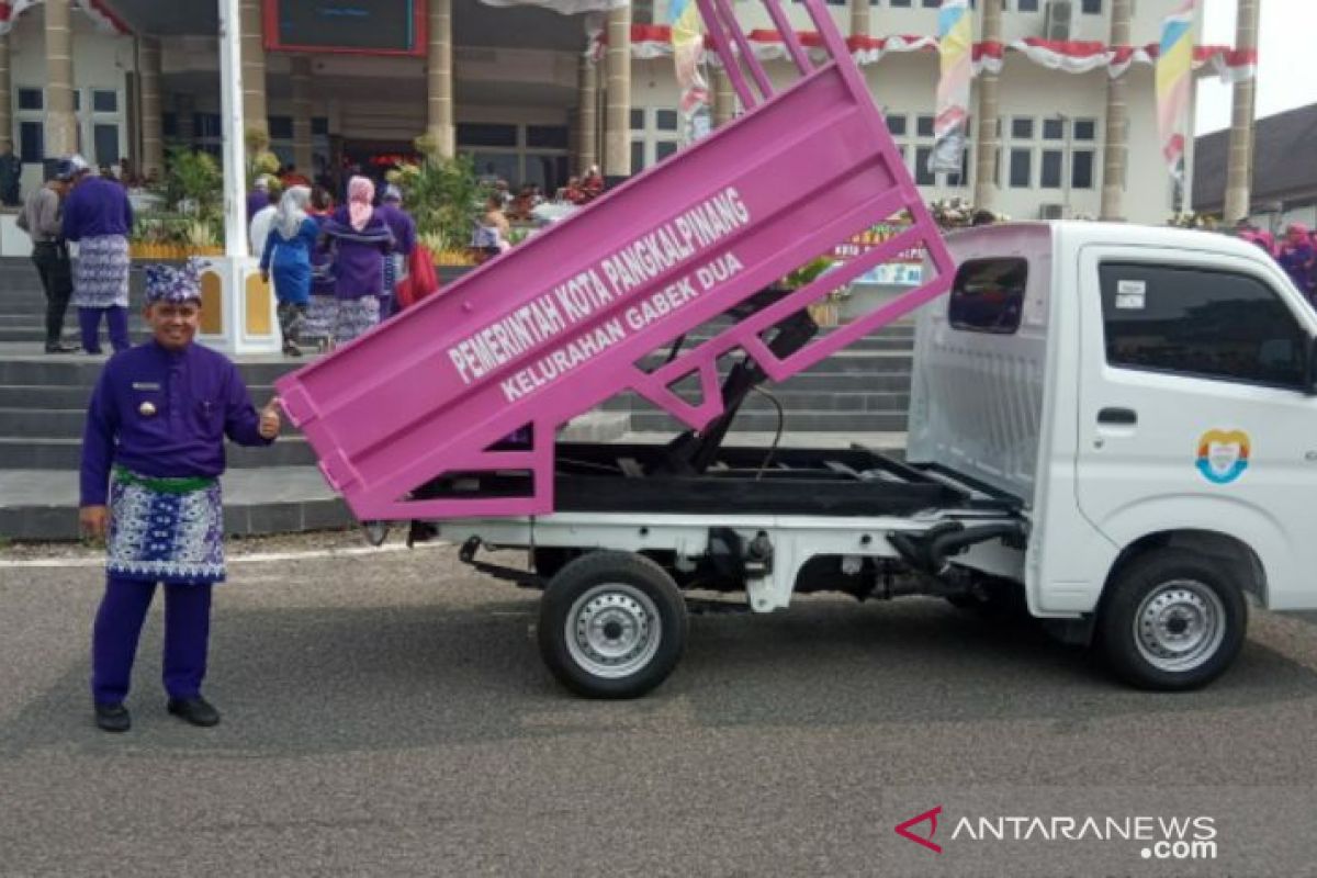 Rayakan HUT ke-262, Walikota Pangkalpinang serahkan 84 unit mobil sampah