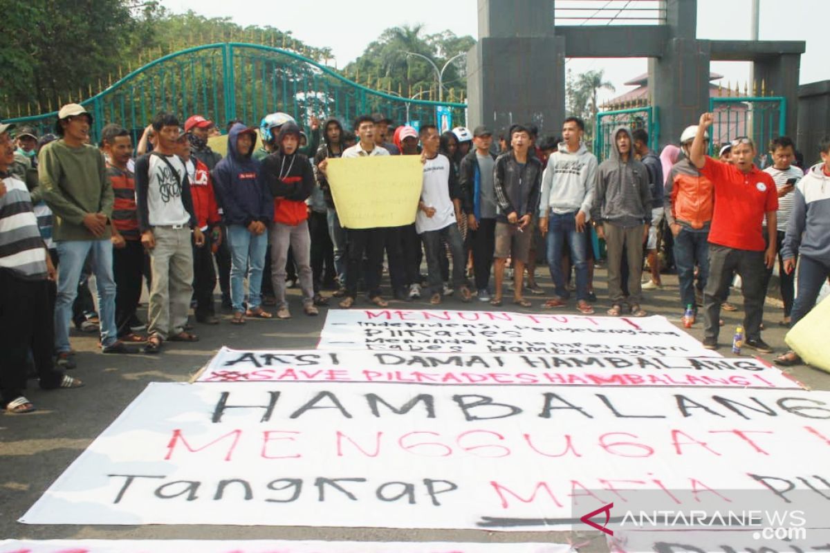 Warga Hambalang Bogor aksi protes pelaksanaan Pilkades