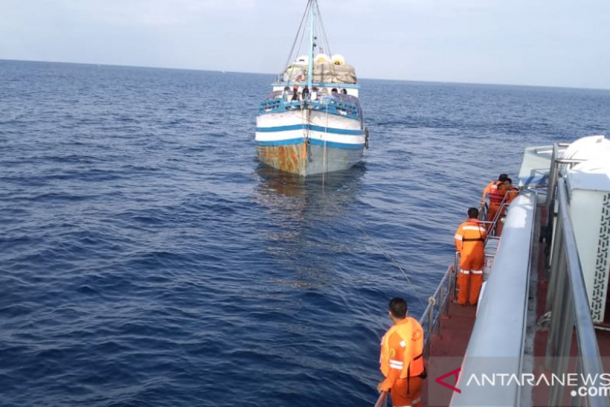 KLM Mutiara Inti Permata berpenumpang 6 orang mati mesin di Selat Lombok