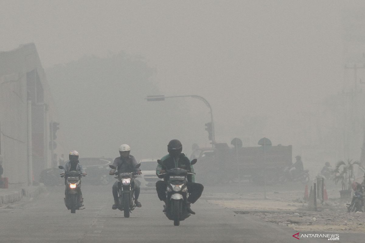 Kabut asap makin pekat, jarak pandang di Pekanbaru hanya 500 meter