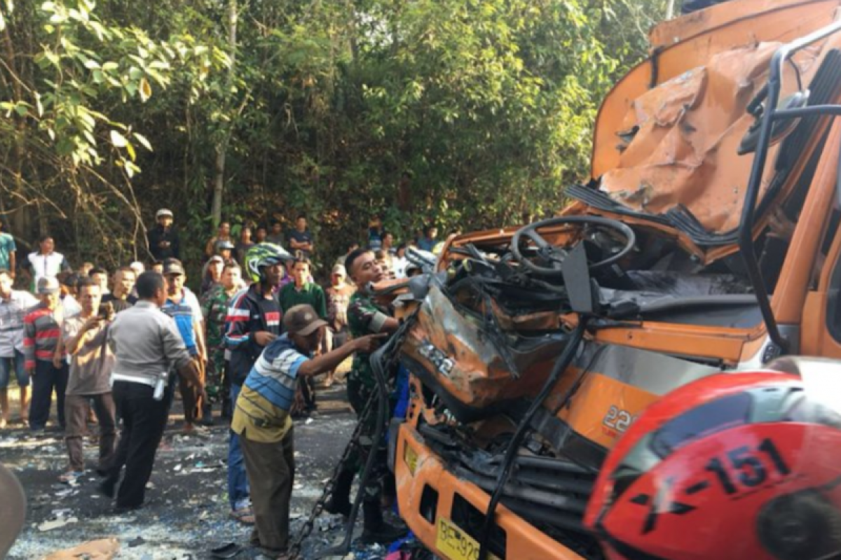 Bus truk adu kambing, delapan penumpang tewas