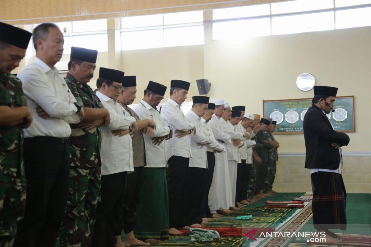 Karhutla Riau - Pekanbaru berasap pekat saat Presiden Jokowi shalat minta hujan