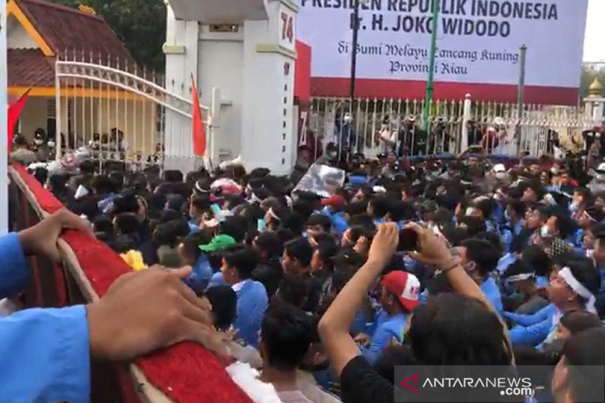 Karhutla Riau - (VIDEO) Demo mahasiswa di kantor gubernur dan Mapolda Riau rusuh