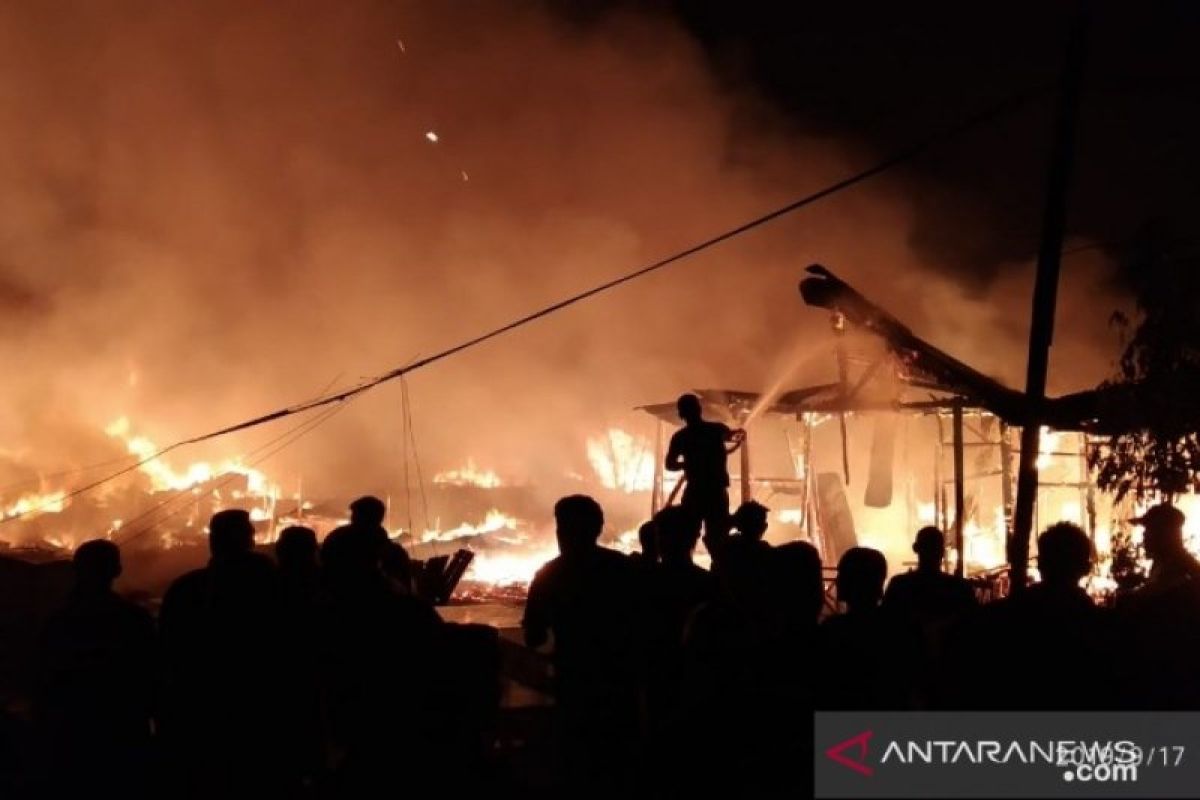 Ratusan korban kebakaran mengungsi di masjid dan gereja