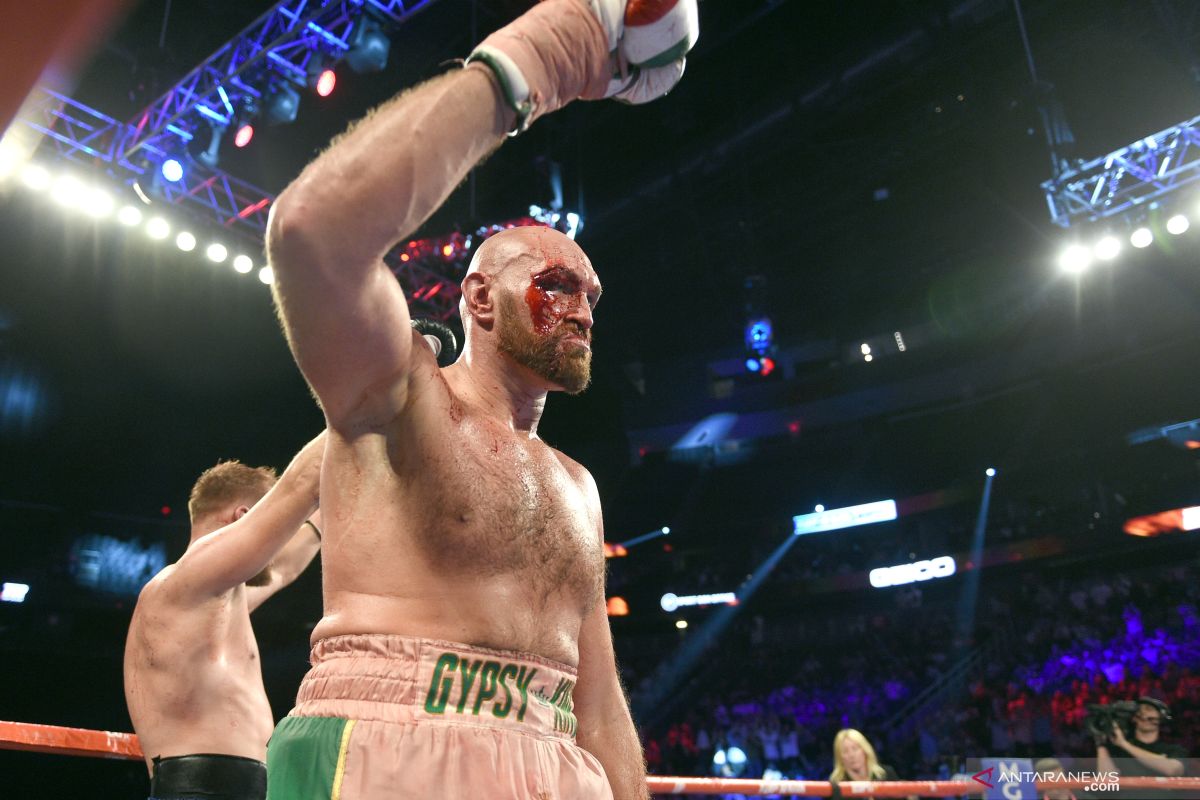 Meski dapat 40 jahitan, petinju kelas berat Inggris Tyson Fury siap 'perang' dengan Wilder