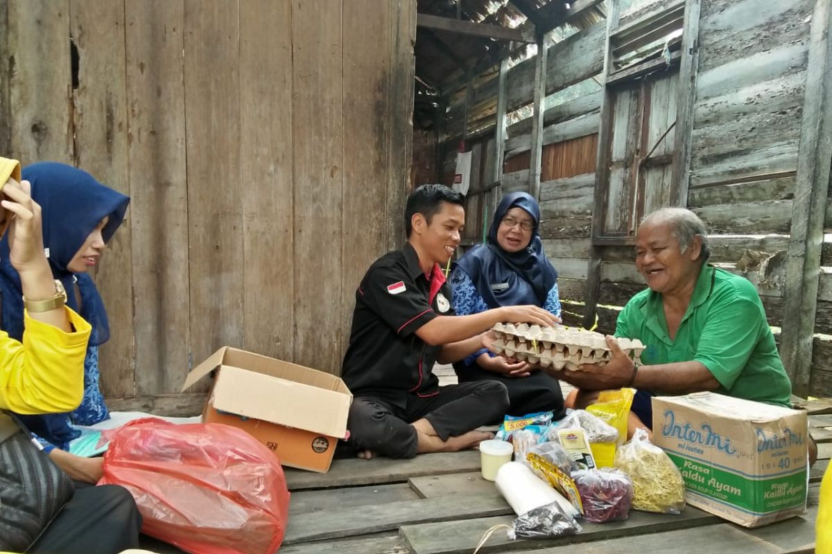 GPS santuni warga Dusun Dungun Condong dengan pemberian sembako