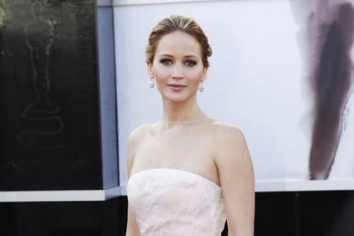 Jennifer Lawrence minta pengamanan khusus untuk gaun pengantinnya