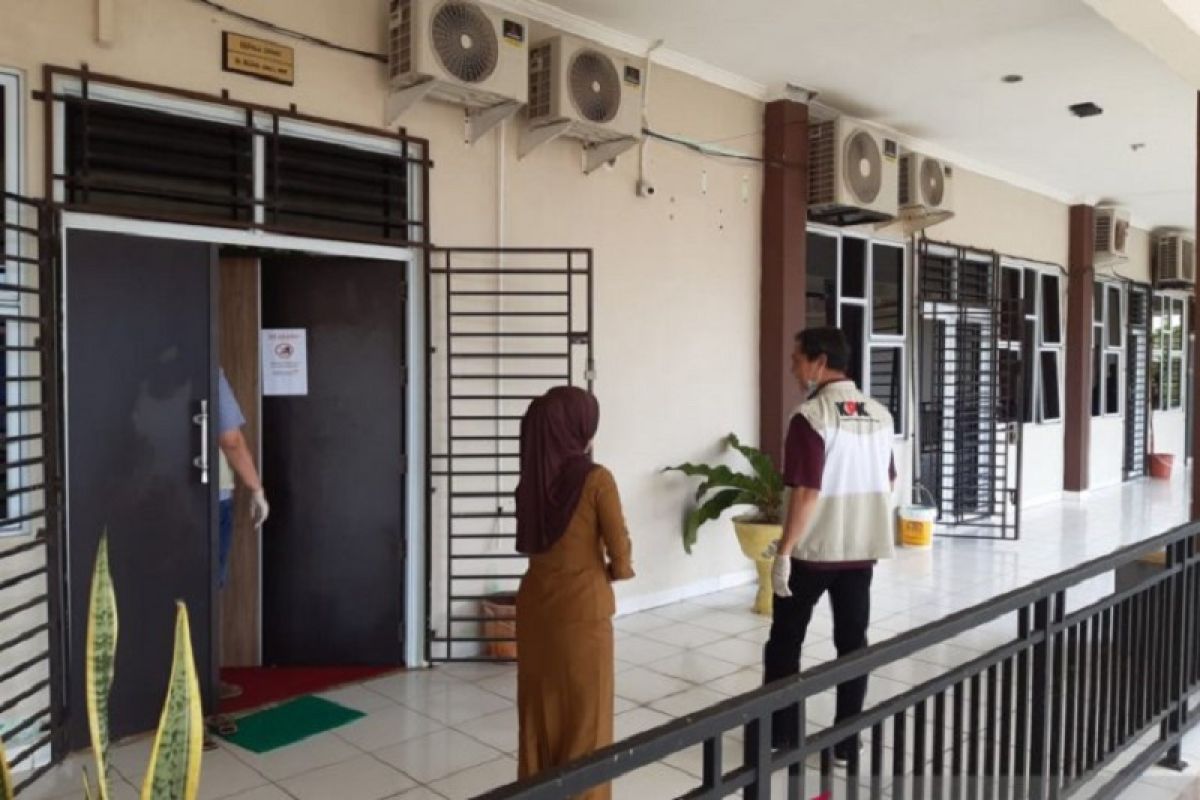 Lima petugas KPK RI geledah ruang Kadisdik Kepulauan Riau