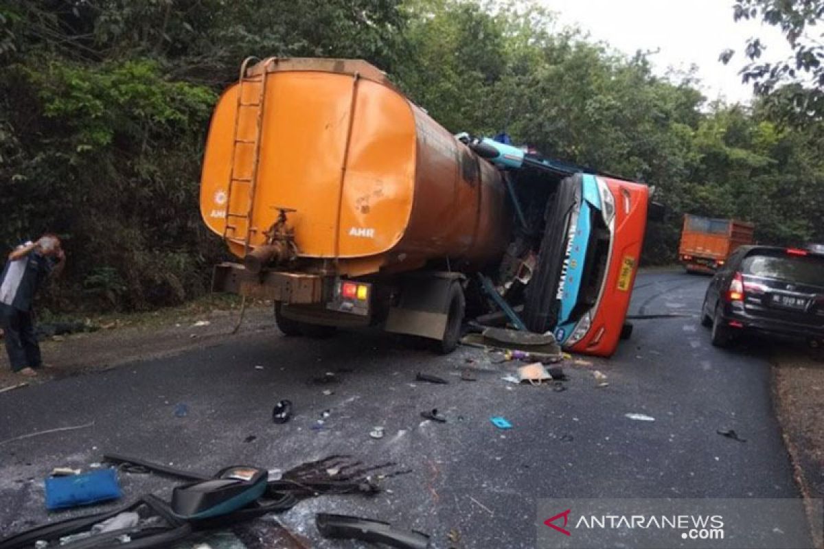 Kecelakaan bus dan truk tangki di Way Kanan, 8 orang tewas