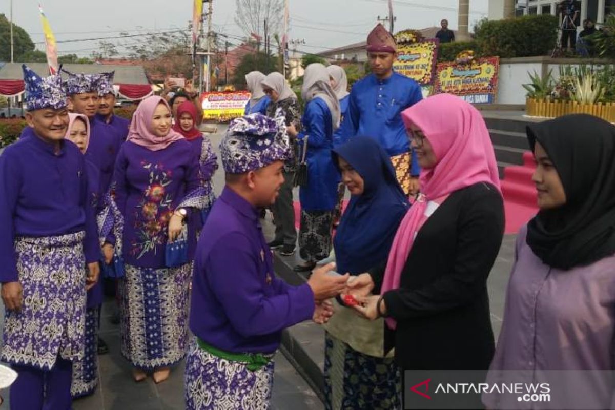 Pemkot Pangkalpinang berikan pin emas kepada tokoh masyarakat